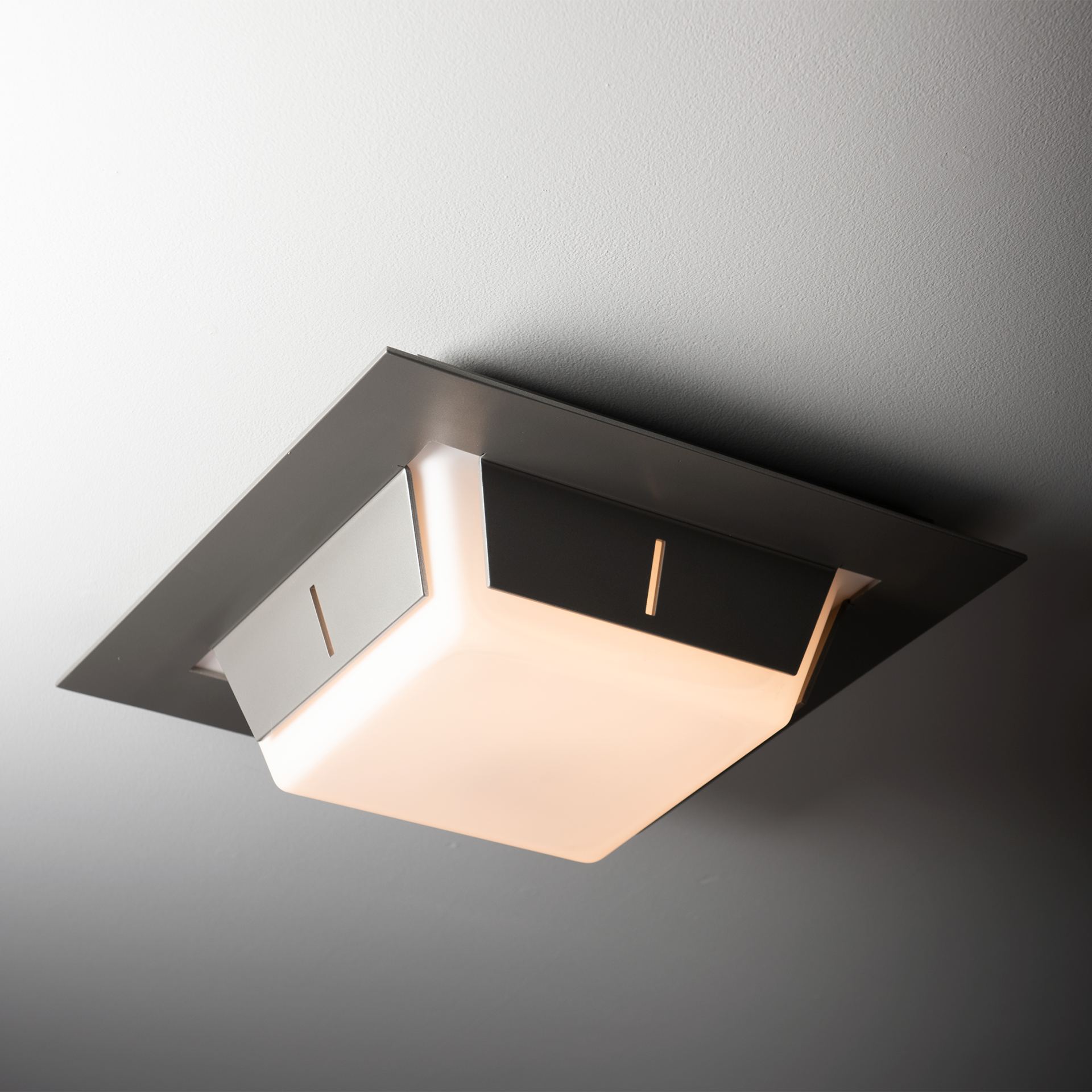 Linea Outdoor Flush Mount